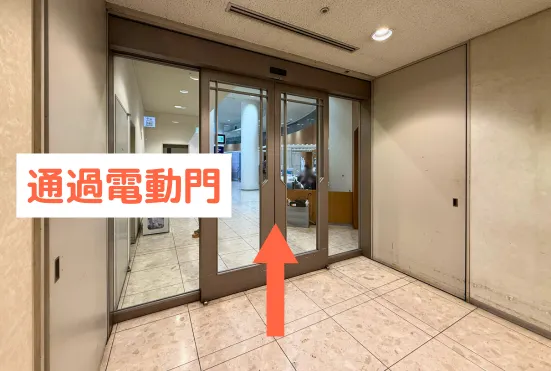 搭乘電梯STEP3:通過電動門
